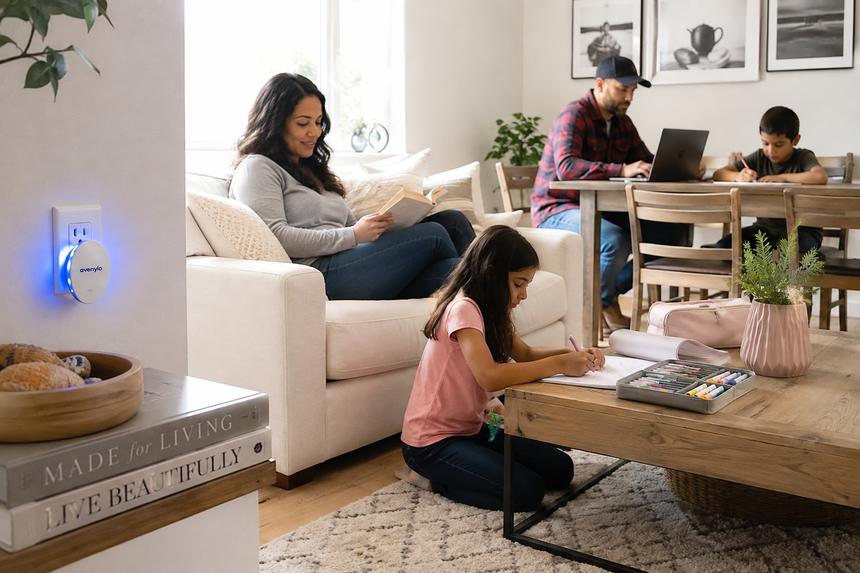 Famille dans un salon équipé