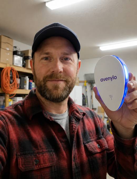 Client tenant l'appareil dans son garage